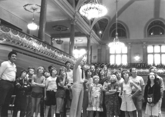 Die sanierte Stadthalle brachte schon 1979 Ferienpasskinder zum Staunen. (Foto: Hans Speck) Kinder in der Stadthalle.