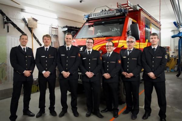 Tim Wohlfarth (Mitte) ist neuer Abteilungskommandant der Freiwilligen Feuerwehr Altstadt. Stellvertreter sind David Schröder (3. von links) und Julian Reichert (3. von rechts). Dazu gratulierten unter anderem Heiko Holler (links), Leiter der Feuerwehr Heidelberg, und Stadtbrandmeister Alexander Stadler (rechts). (Foto: Feuerwehr Heidelberg) Vertreter der freiwilligen Feuerwehr vor einem Feuerwehrwagen.