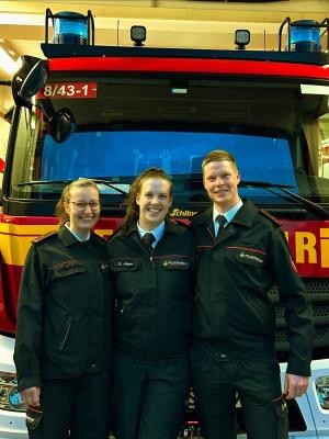 Neue Leitung bei der Freiwilligen Feuerwehr Rohrbach: Abteilungskommandantin Stefanie Jäger (Mitte) mit ihren Stellvertretern Laura Kellermann und Fabian Klas. (Fotos: Feuerwehr Heidelberg) Feuerwehrvertreter vor einem Feuerwehrwagen.