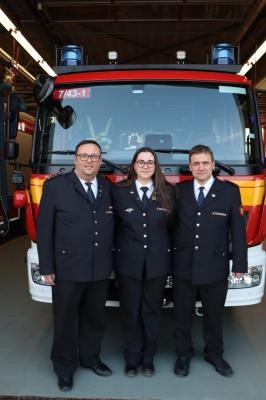 Vénise Fanous unterstützt künftig als zweite Stellvertreterin das Führungsteam der Freiwilligen Feuerwehr Kirchheim um Abteilungskommandant Michael Fanous (links) und Andreas Klinger, stellvertretender Abteilungskommandant. (Fotos: Feuerwehr Heidelberg) Vertreter der freiwilligen Feuerwehr vor einem Feuerwehrwagen.