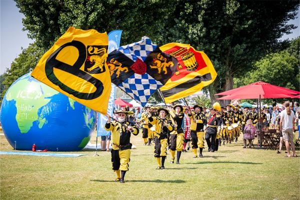 Kurpfälzer Trabanten auf der Neckarwiese mit schwingenden Fahnen