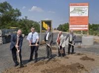 Beim Spatenstich für das Kirchheimer Neubaugebiet "Im Bieth": (v. l.) Kai-Uwe Sax von der Baufirma Sax und Klee, Dieter Berberich, Vorsitzender des Stadtteilvereins Kirchheim, Oberbürgermeister Dr. Eckart Würzner, Tiefbauamtsleiter Ulrich Zwissler und Heinz Knoll, Technischer Vorstand der Stadtwerke Heidelberg. (Foto: Rothe) Beim Spatenstich für das Kirchheimer Neubaugebiet "Im Bieth": (v. l.) Kai-Uwe Sax von der Baufirma Sax und Klee, Dieter Berberich, Vorsitzender des Stadtteilvereins Kirchheim, Oberbürgermeister Dr. Eckart Würzner, Tiefbauamtsleiter Ulrich Zwissler und Heinz Knoll, Technischer Vorstand der Stadtwerke Heidelberg. (Foto: Rothe)