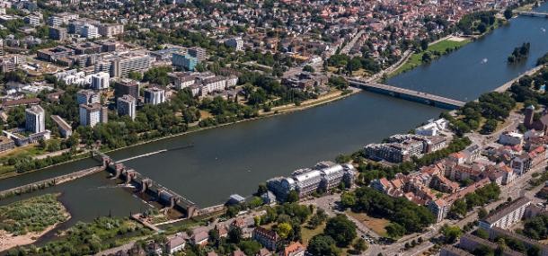 Neckar mit Wehr und Wasserkraftwerk (Foto: Tobias Schwerdt - Heidelberg Marketing GmbH) Neckar mit Wehr und Wasserkraftwerk (Foto: Tobias Schwerdt - Heidelberg Marketing GmbH)