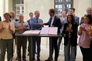 Heidelbergs Oberbürgermeister Prof. Dr. Eckart Würzner und sein Amtskollege aus Montpellier, Michael Delafosse, bei der Unterzeichnung der Vereinbarung. (Foto: Stadt HD) Heidelbergs Oberbürgermeister Prof. Dr. Eckart Würzner und sein Amtskollege aus Montpellier, Michael Delafosse, bei der Unterzeichnung der Vereinbarung.