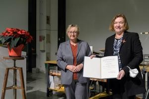 Ministerin Theresia Bauer übergibt das Bundesverdienstkreuz an Prof. Dr. Johanna Stachel. (Foto: Universität Heidelberg Kommunikation und Marketing, Rothe) Ministerin Theresia Bauer übergibt das Bundesverdienstkreuz an Prof. Dr. Johanna Stachel.