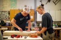 Ausbildung zur Tischlerin oder Tischler (Foto: Tobias Dittmer) Foto einer auszubildenden Tischlerin bei der Arbeit