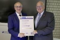 Norbert Menges (r.) erhält von Vizepräsident Steffen Haug die goldene Ehrennadel und Urkunde. (Foto: Handwerkskammer) Norbert Menges erhält von Vizepräsident Steffen Haug die goldene Ehrennadel und Urkunde.