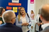 Eine Frau steht vor einer Pinnwand. Um sie herum stehen Menschen. Die einzelnen Arbeitsgruppen des Bündnisses stellten ihre Ziele vor und tauschten sich aus. (Foto: Dittmer)