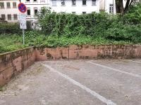 Ein Teil der neuen Stellplätze für Handwerkerinnen und Handwerker. (Foto: Stadt Heidelberg) Ein Verkehrsschild steht bei weiß auf dem Boden markierten Parkplätzen.