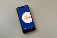 Die NINA-App warnt im Notfall. (Foto: Stadt Heidelberg) Ein Handy-Display zeigt das Logo der NINA-App.