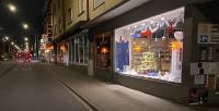 In Kirchheim leuchten Weihnachtssterne in den Schaufenstern der Geschäfte.