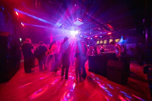 Auszubildende des Azubi-Netzwerks bei der Erst-Feier im Jahr 2024 im Karlstorbahnhof. (Foto: Buck) Junge Menschen tanzen in einer Diskothek.