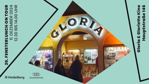 Im Gloria-Kino spricht Bürgermeisterin Martina Pfister am 11. Dezember 2024 mit einem Gewinner des diesjährigen Gründungspreises: Das Unternehmen eloquio setzt auf die Kraft der Musik und Bewegung, um Kindern im Kindergarten- und Grundschulalter die deutsche Sprache näherzubringen. (Foto: Stadt Heidelberg) Ein Plakat, auf dem der gemütlich beleuchtete Eingang zu einem Kino abgebildet ist.