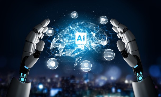 Ohne Künstliche Intelligenz ist die Zukunft kaum mehr vorstellbar. (Bild: Symbolbild Adobe Stock) Ein Symbolbild, das Roboterhände zeigt, die ein Gehirn mit Vernetzungen umfassen.