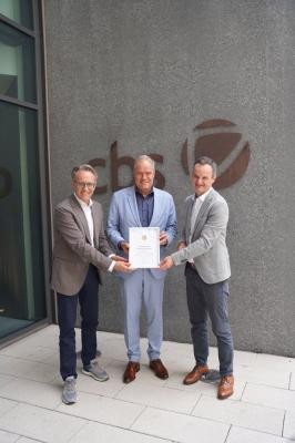 Oberbürgermeister Eckart Würzner (Mitte) gratulierte Holger Scheel (Geschäftsführung cbs) (links) und Rainer Wittwen (CEO cbs) (rechts) zur Verleihung des Wirtschaftssiegels. (Foto: cbs Corporate Business Solutions) Oberbürgermeister Eckart Würzner überreicht Holger Scheel und Rainer Wittwen das Wirtschaftssiegel als Urkunde.