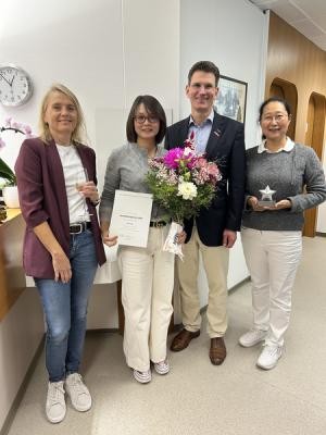 Zhan Zhu (2. von links) wurde als Beste im Bereich Medizin und Pharmazie mit dem Heidelberger Ausbildungspreis 2024 geehrt – bei der Ehrung gemeinsam mit (von links): Dr. Anja Pehlke-Rimpf (Julius-Springer-Schule, Abteilungsleitung des Gesundheitsdienstes), Dr. Xiaodong Wang (Ärztin) und Marc Massoth (Leiter Amt für Wirtschaftsförderung und Wissenschaft). (Foto: Stadt Heidelberg) Zhan Zhu (2. von links) wurde als Beste im Bereich Medizin und Pharmazie mit dem Heidelberger Ausbildungspreis 2024 geehrt – bei der Ehrung gemeinsam mit (von links): Dr. Anja Pehlke-Rimpf (Julius-Springer-Schule, Abteilungsleitung des Gesundheitsdienstes), Dr. Xiaodong Wang (Ärztin) und Marc Massoth (Leiter Amt für Wirtschaftsförderung und Wissenschaft). (Foto: Stadt Heidelberg)