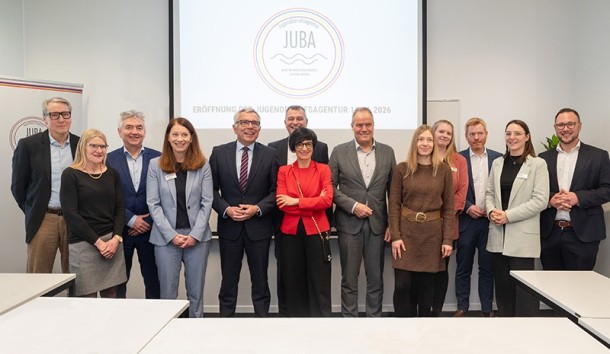 Starke Kooperation für junge Menschen am Übergang in Ausbildung und Beruf: Die Jugendberufsagentur Rhein-Neckar-Kreis/ Heidelberg wurde am 16. Januar offiziell eröffnet. (Foto: Dorothea Burkhardt) Eine Gruppe von Männern und Frauen steht nebeneinander und lächelt in die Kamera.