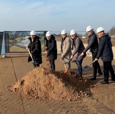Spatenstich für den neuen Gewerbepark. (Foto: Stadt Heidelberg) Sechs Männer haben Spaten in der Hand und stehen vor einem kleinen Haufen aus Erde.