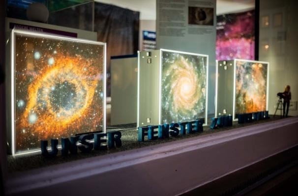 Das Pilotprojekt gestalteten die Astronomen als Schaufenster-Ausstellung. (Foto: Dittmer) In einem Schaufenster stehen Fotos von Galaxien und die Buchstaben "Unser Fenster zum Weltall".