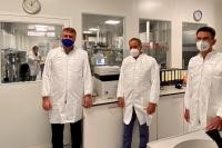 Von links nach rechts: Dieter Kramer, Standortleiter bei AGC Biologics GmbH Heidelberg, Oberbürgermeister Prof. Dr. Eckart Würzner und Marc Massoth, Amtsleitung Amt für Wirtschaftsförderung und Wissenschaft (Bild: Stadt Heidelberg)