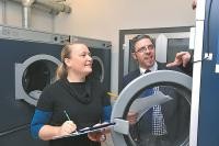 Projektbestandteil ist auch das Prüfen der technischen Ausstattung, wie hier bei der Jugendherberge in einer früheren Phase von "Nachhaltiges Wirtschaften". (Bild: Dorn) zwei Personen prüfen technische Geräte (Bild: Dorn)