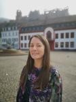 Natalie Dietz ist Teil des Teams des Amtes für Wirtschaftsförderung und Wissenschaft. (Foto: Stadt Heidelberg) Porträtfoto von Natalie Dietz im Freien.