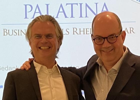 Der Palatina-Vorstand Andreas Lukic (l.) und Dr. Heino Freudenberg. (Foto: Palatina Business Angels) Zwei Männer lächeln in die Kamera. Der eine hat den Arm um den anderen gelegt.