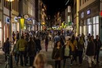 Bummeln, shoppen und genießen bis spät in die Nacht: Am kommenden Samstag findet in Heidelberg wieder eine Lange Einkaufsnacht statt. Bis 23 Uhr haben zahlreiche Geschäfte in der Altstadt geöffnet. (Foto: Dittmer)