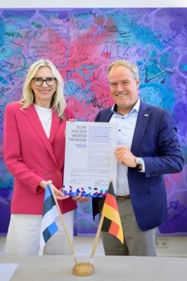 Oberbürgermeister Eckart Würzner und Margot Roose, stellvertretende Bürgermeisterin des estnischen Hauptstadt Tallinn, unterzeichneten am 7. Juli 2025 im Rathaus das Memorandum of Understanding für eine Innovationspartnerschaft – im April war diese bereits digital unterzeichnet worden. (Foto: Philipp Rothe) Oberbürgermeister Eckart Würzner und Margot Roose, stellvertretende Bürgermeisterin des estnischen Hauptstadt Tallinn,