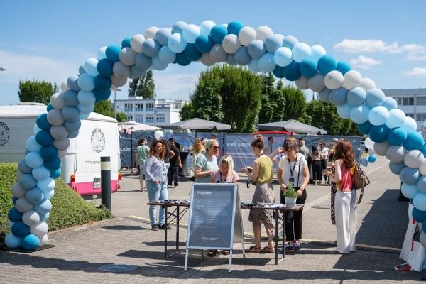 Der neue Produktionsstandort wurde mit Mitarbeitenden und Gästen feierlich eröffnet. (Foto: Geuder AG) Ein Bogen aus Luftballons kennzeichnet einen Eingang zu einem Unternehmensgelände.