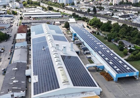 Die PV-Anlage auf dem Dach von TI Automotive. (Foto: TI Automotive) Luftbild von einem Gebäude, auf dessen Dach eine PV-Anlage angebracht ist.