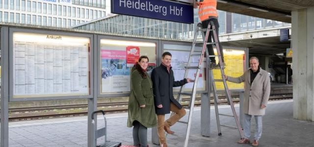 Alle Hinweisschilder sind angebracht: Die Stadt Heidelberg empfängt Bahnreisende ab sofort mit insgesamt 16 Zusatzschildern „Wissenschaftsstadt“ und „City of Science“ am Hauptbahnhof. Von links: Silvana Meckel (Deutsche Bahn), Marc Massoth (Leiter Amt für Wirtschaftsförderung und Wissenschaft), Jochen Müller (Signature Hiller GmbH) und Oberbürgermeister Eckart Würzner.