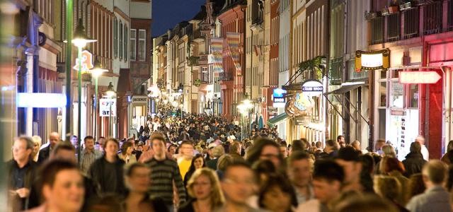 Hauptstraße bei Nacht (Foto: Haubner)