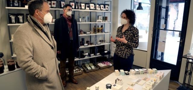 Oberbürgermeister Prof. Dr. Eckart Würzner und Leiter der Wirtschaftsförderung Marc Massoth informieren sich bei Inhaberin Kathrin Christians im Ladengeschäft „Heimat“ am Marktplatz. (Foto: Stadt Heidelberg)