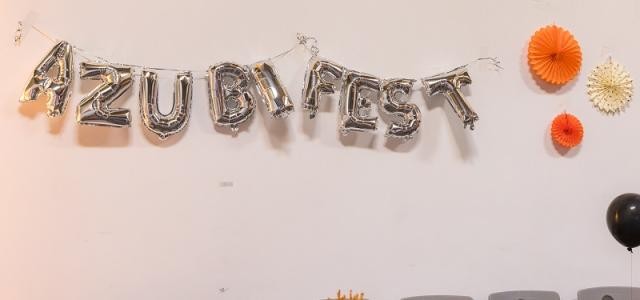 An einer Wand hängen die Ballon-Buchstaben "Azubi-Fest".