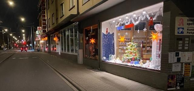In Kirchheim leuchten Weihnachtssterne in den Schaufenstern der Geschäfte.