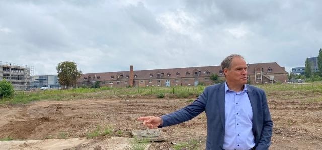 Oberbürgermeister Prof. Dr. Eckart Würzner beim Baustellenbesuch auf dem hip vor den ehemaligen Stallungen, die ebenfalls erhalten und künftig – ein zentraler Treffpunkt unter anderem mit Gastronomie -  beinhalten werden (Bild: Stadt Heidelberg)