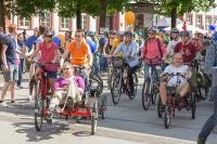 Radfahrer-Zug auf dem Universitätsplatz, am Rand die Zuschauer (Foto: Dittmer)