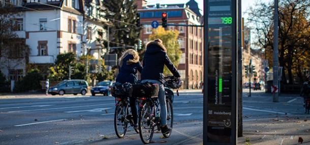 Radfahrer an einer Fahrradzählanlage