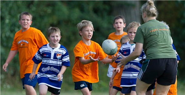 Kinder beim Rugbyspielen mit Trainerin (Foto: Anspach) Kinder beim Rugbyspielen mit Trainerin (Foto: Anspach)