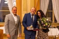 V.l.n.r.: Oberbürgermeister Prof. Dr. Eckart Würzner, Frederik Hahn alias TORCH und seine Lebensgefährtin Manuela Friio. (Foto: Dittmer) V.l.n.r.: Oberbürgermeister Prof. Dr. Eckart Würzner, Frederik Hahn alias TORCH und seine Lebensgefährtin Manuela Friio.