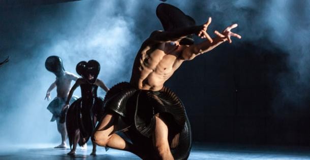 Tanzproduktion. (Foto: Kuikkaniemi) Ein Tänzer tanzt im Nebel einer Bühne.