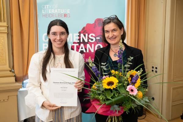 Clemens-Brentano-Preis 2026 an Clara Heinrich (Foto: Gös) Bürgermeisterin Martina Pfister übergibt den Brentano-Preis