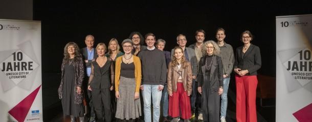 Gruppenbild Preisverleihung Eine Stadt schreibt (Foto Larianova) Gruppenbild Preisverleihung Eine Stadt schreibt (Foto Larianova)