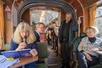 Besucher hören einer Autorin bei der Lesung eines Textes in der Straßenbahn zu (Foto: Philipp Rothe)