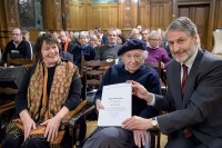 Rückkehr zur deutschen Sprache: Edgar Hilsenrath (Mitte) erhielt den Hilde-Domin-Preis für Literatur im Exil am 22. November im Heidelberger Rathaus aus den Händen von Bürgermeister Dr. Joachim Gerner. Die Ehefrau des Preisträgers, Marlene Hilsenrath, war ebenfalls bei der Verleihung dabei. (Foto: Rothe)