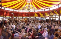 Deutschsprachige und internationale Autoren lesen vom 21. bis 25. Juni live bei den Heidelberger Literaturtagen im Aufbruch im historischen Spiegelzelt auf dem Universitätsplatz. (Foto: Kresin)