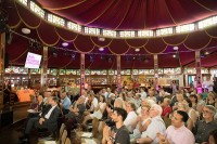 Menschen sitzen bei den "Heidelberger Literaturtagen" im Spiegelzelt auf dem Universitätsplatz. (Foto: Gös)