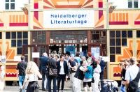 Menschen stehen vor dem Spiegelzelt bei den Heidelberger Literaturtagen. (Foto: Annemone Taake)