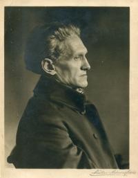 Schwarz-weiß Foto des Dichters Stefan George im Profil